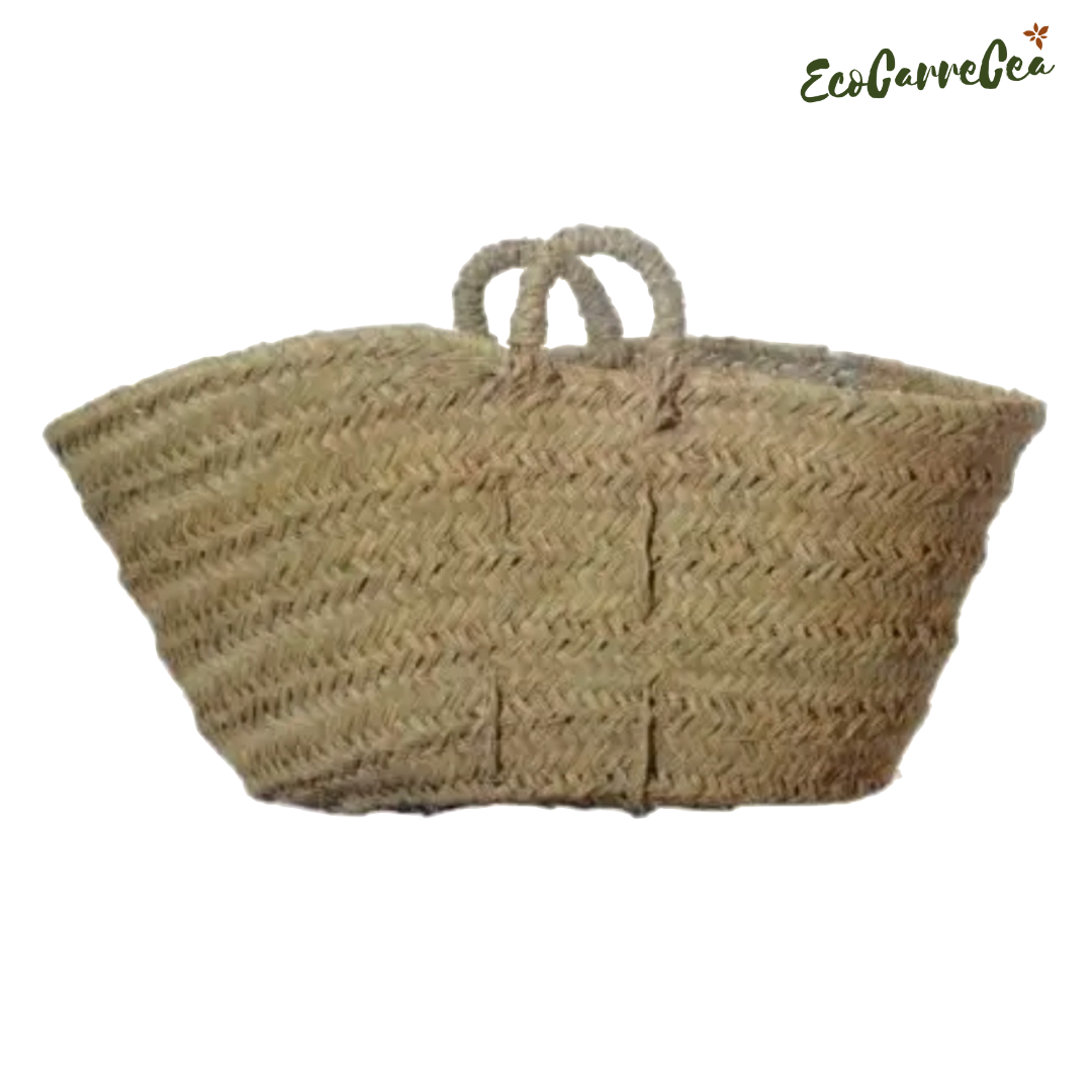 Una canasta de mimbre hecha de papel enrejado llena de leña. reciclaje,  eco, materiales naturales, eco-friendly. estilo boho, rústico, acogedor.